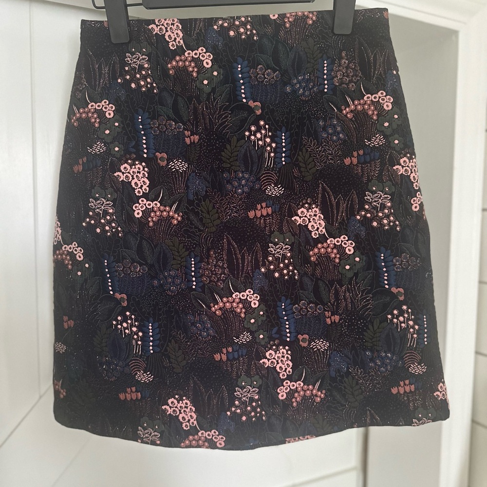 Ann Taylor Lux night garden floral skirt Size 6 Waist 28 L 20 like new stunning